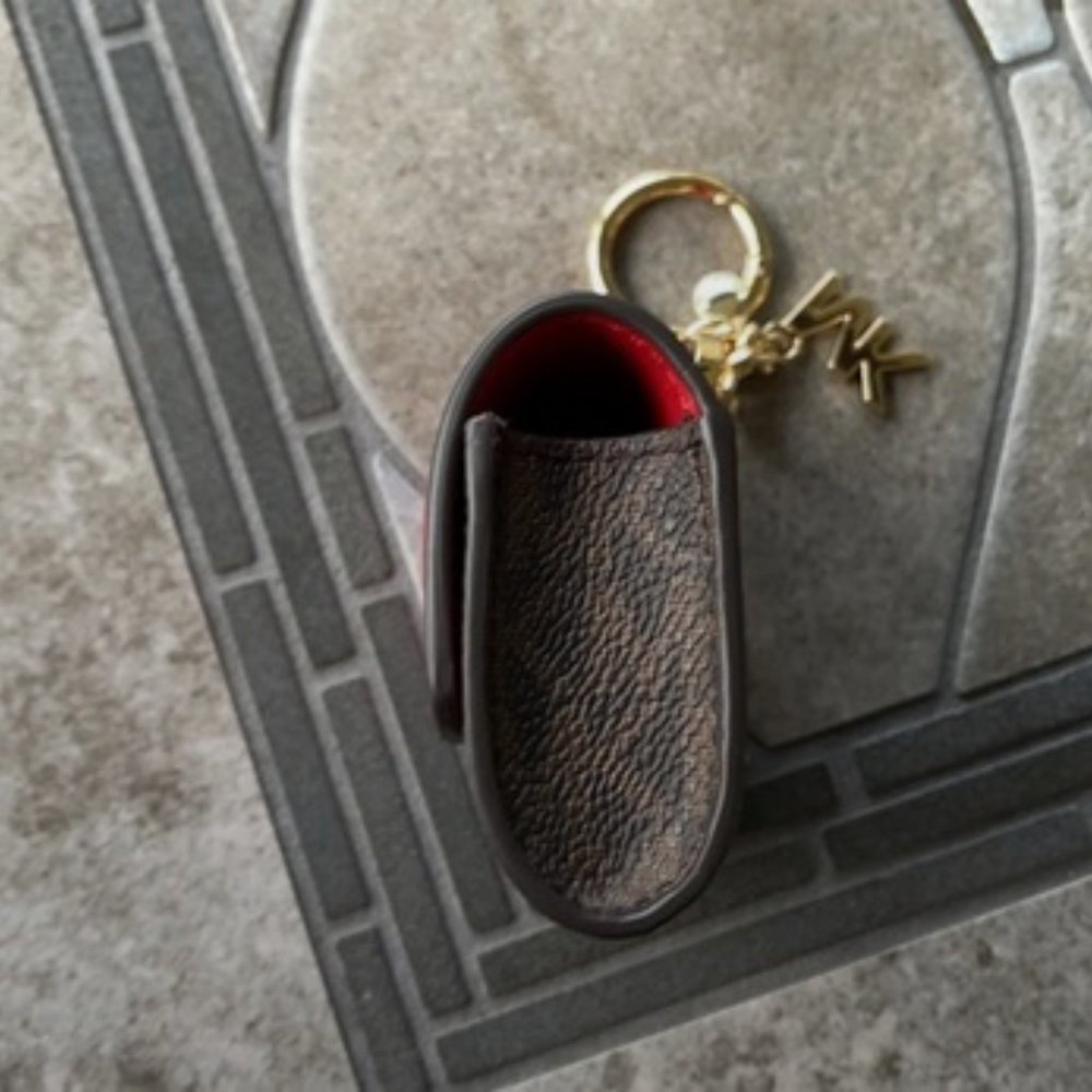 Michael Kors Jet Set Travel AirPod Case - Picture 4 of 16